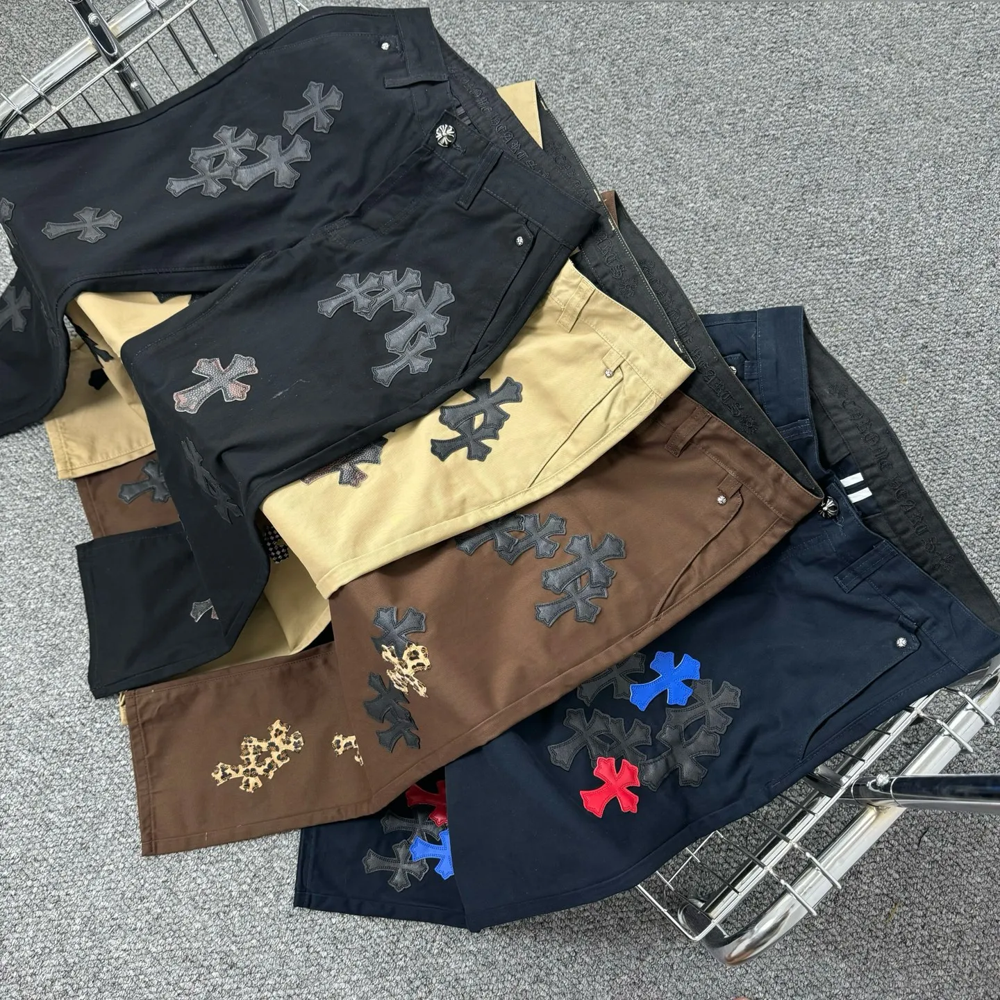 P260 model number: H852 ChromeHearts & ChromeHearts Black Basket Casual Pants Jeans Original hardware accessories washed and other hanging tags, QR code analysis is from the original factory, high degree of restoration, you are welcome to compare with a certain product ~ Three-dimensional version Loose and comfortable, not picky about body shape Make you taller and slimmer Seiko factory Original quality control Same style for men and women Can be matched with couples Versatile recommendation Necessary jeans for all seasons Hipsters have been disappointed From the quality selection of fabrics, the tailoring of details, and the matching of patterns, everything is impeccable! The upper body is so handsome when worn...it can be easily worn by men, women and children! The craftsmanship is made of heavy-duty washed pure cotton denim fabric. After washing, it is soft and thick. It is very stylish when worn on the body. Size: 28, 30, 32, 34, 36 (S-XXL) Color: Navy Blue